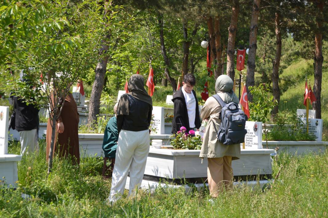 Bayram arifesinde şehitliklerde hüzün: Kahramanlara koştular 4